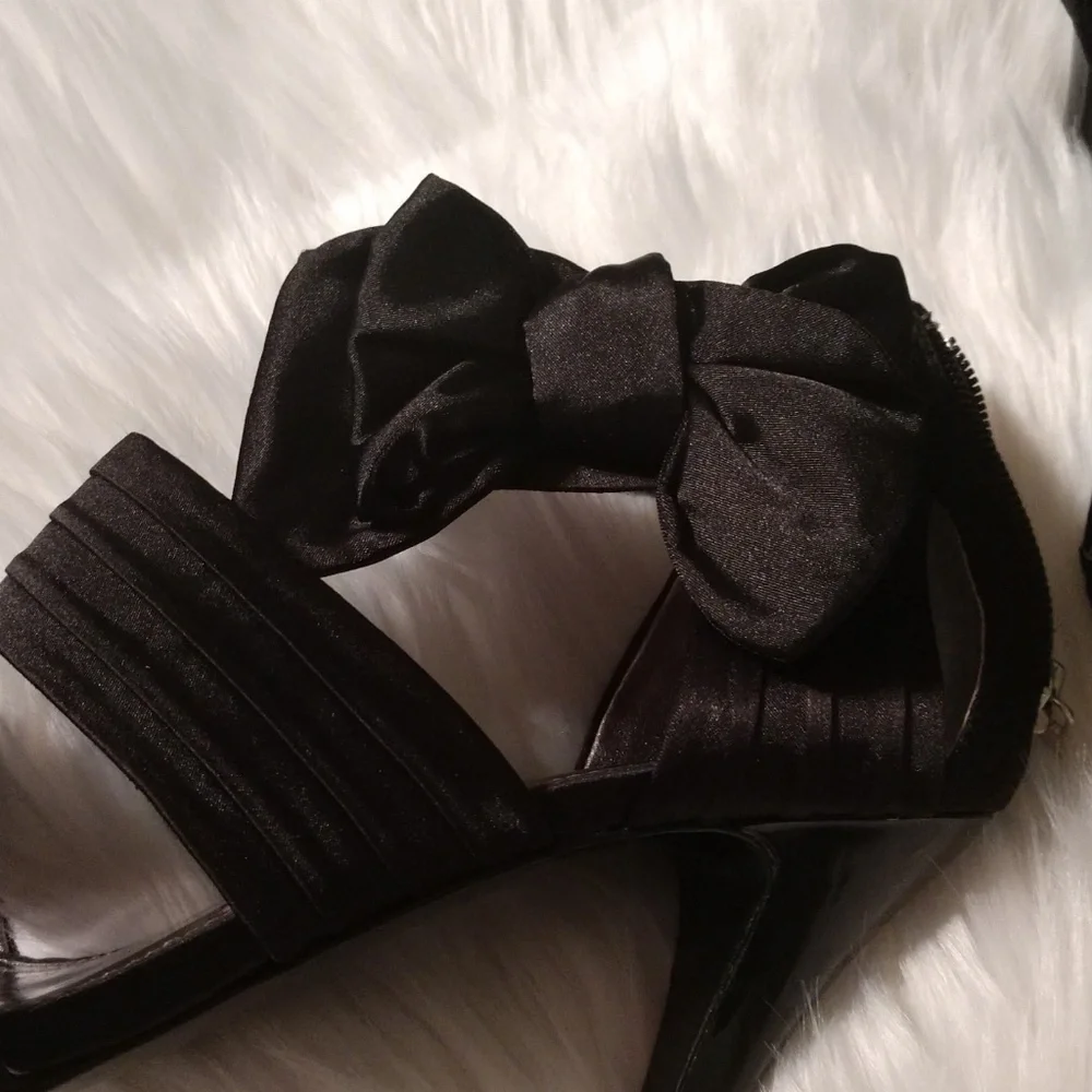 Black Bandolino Heels with Bow Sexy Strappy sz 8
